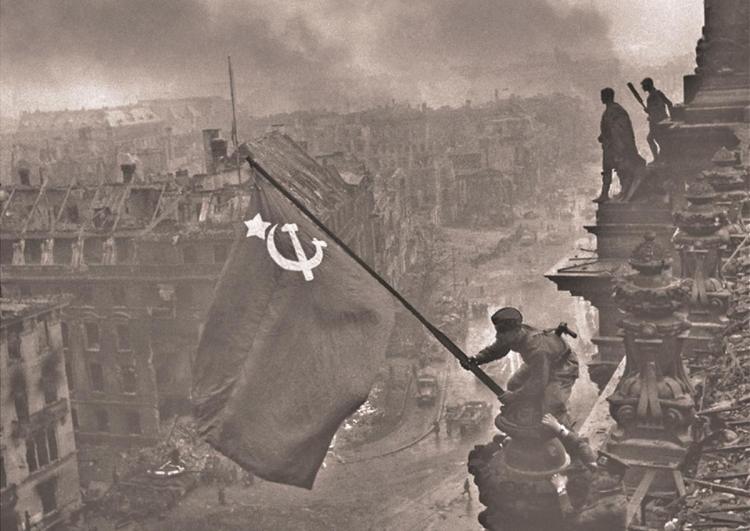00-03d-wwii-the-red-flag-over-the-reichstag